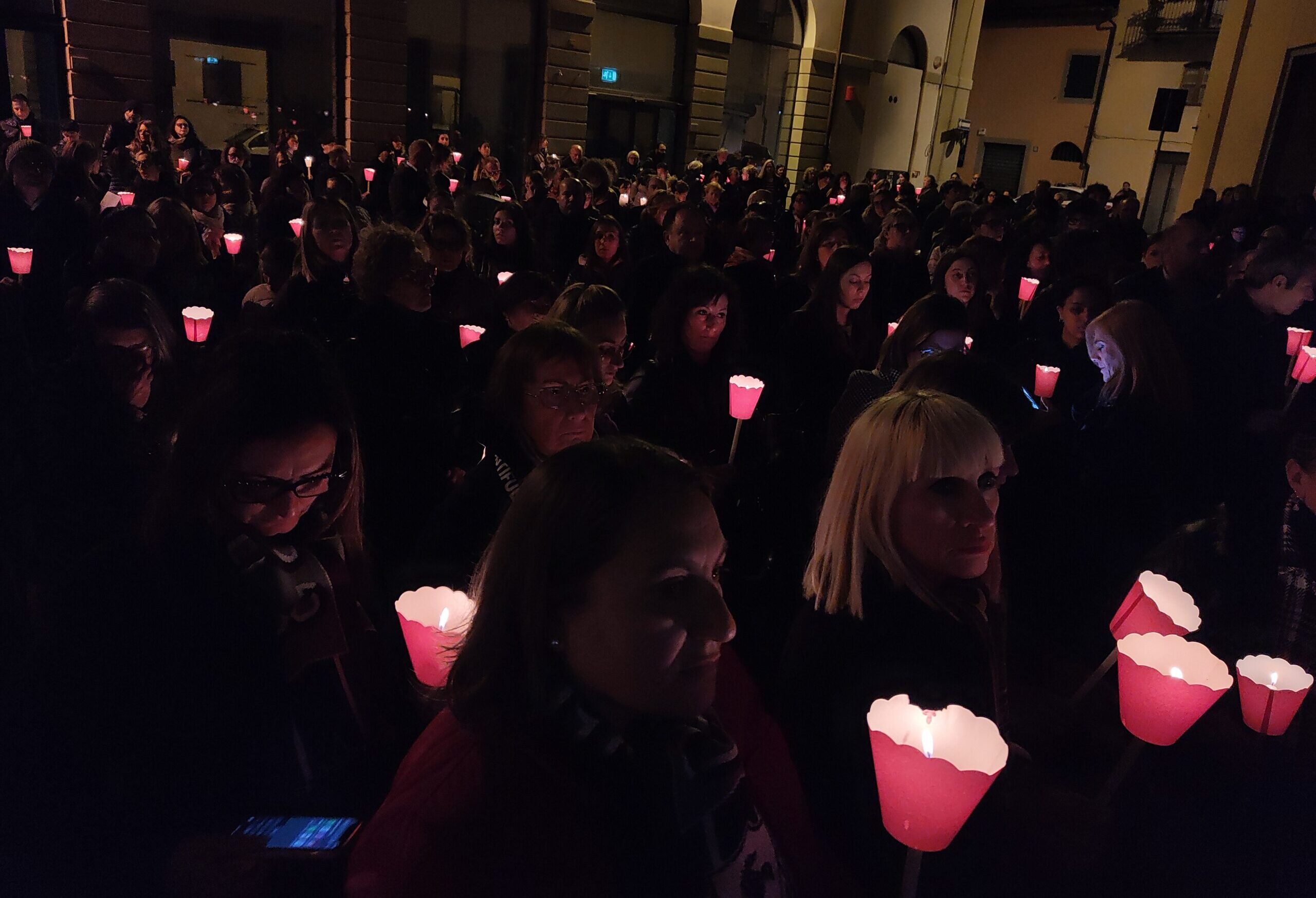 Una fiaccolata di 500 persone ha marciato per le vie di Arezzo in ricordo di Sara e Brunetta