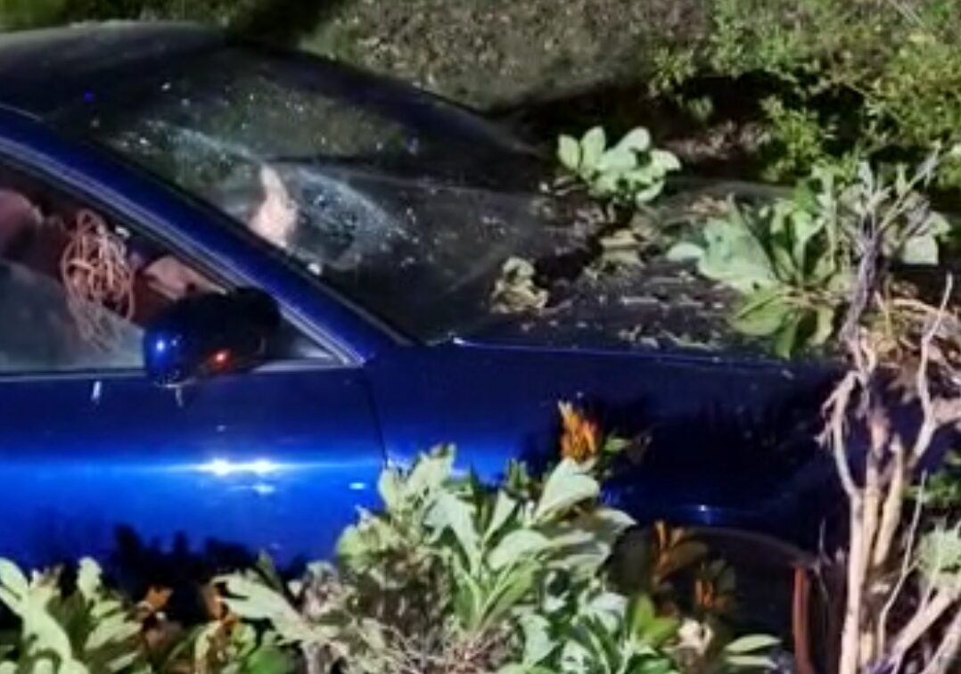 Incidente in via Chiarini, due ragazzi finiscono con l’auto nel giardino di un’abitazione