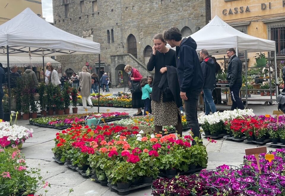 Cortona, la Fiera del Fiore e del Rame raddoppia per il ponte del Primo maggio 
