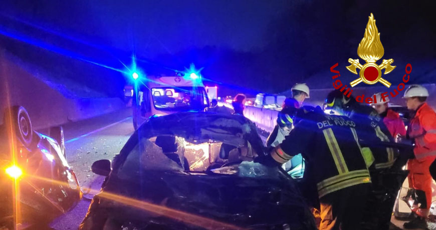 Incidente nella notte in A1, tre le persone ferite
