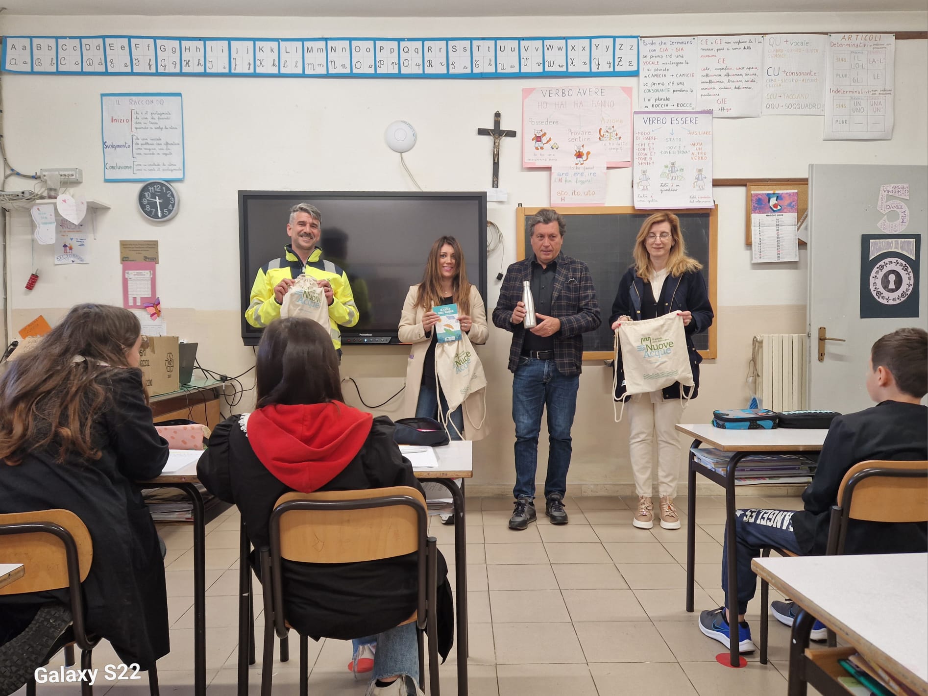 Consegnate le borracce di Nuove Acque alla 5ᵃ elementare della scuola di Montecchio
