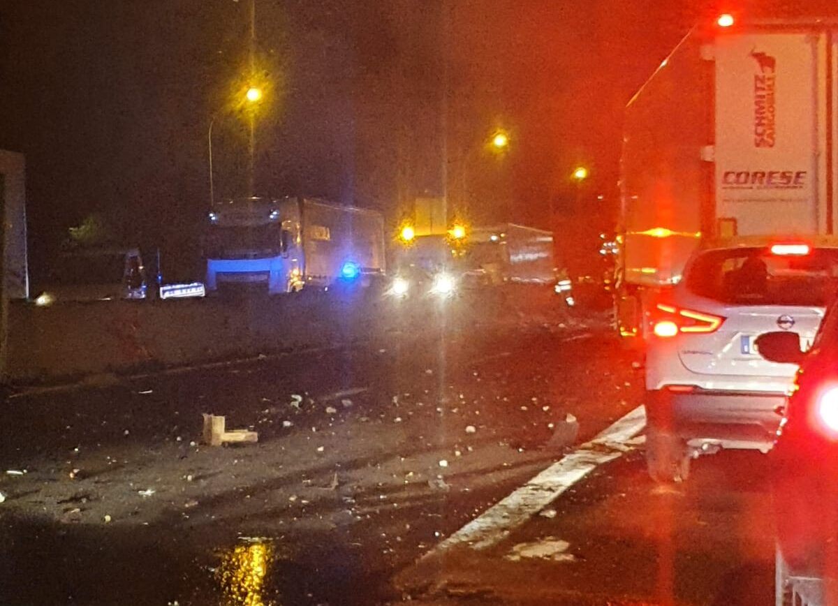 A1, camion si ribalta nella notte: giovane trasportato al San Donato di Arezzo