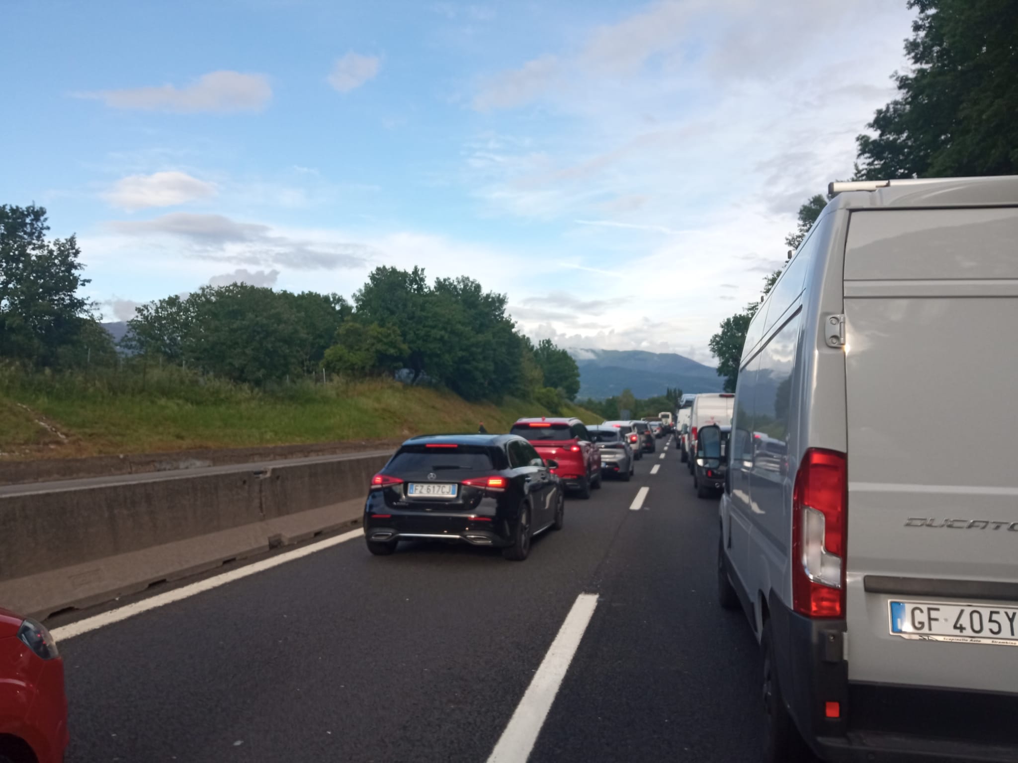 Grosso incidente in A1 direzione sud: code di 15 km e uscita obbligata a Incisa Grosso incidente in A1 direzione sud: code di 15 km e uscita obbligata a Incisa