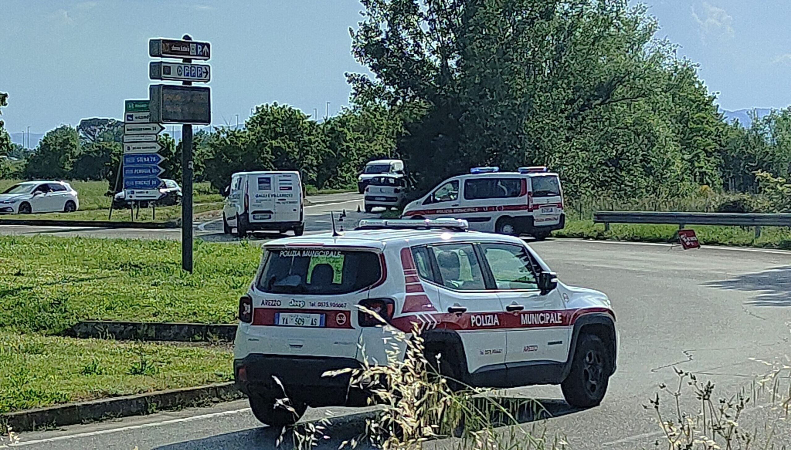 Scontro fra un’auto e una bici alla rotonda di fronte lo Show Garden