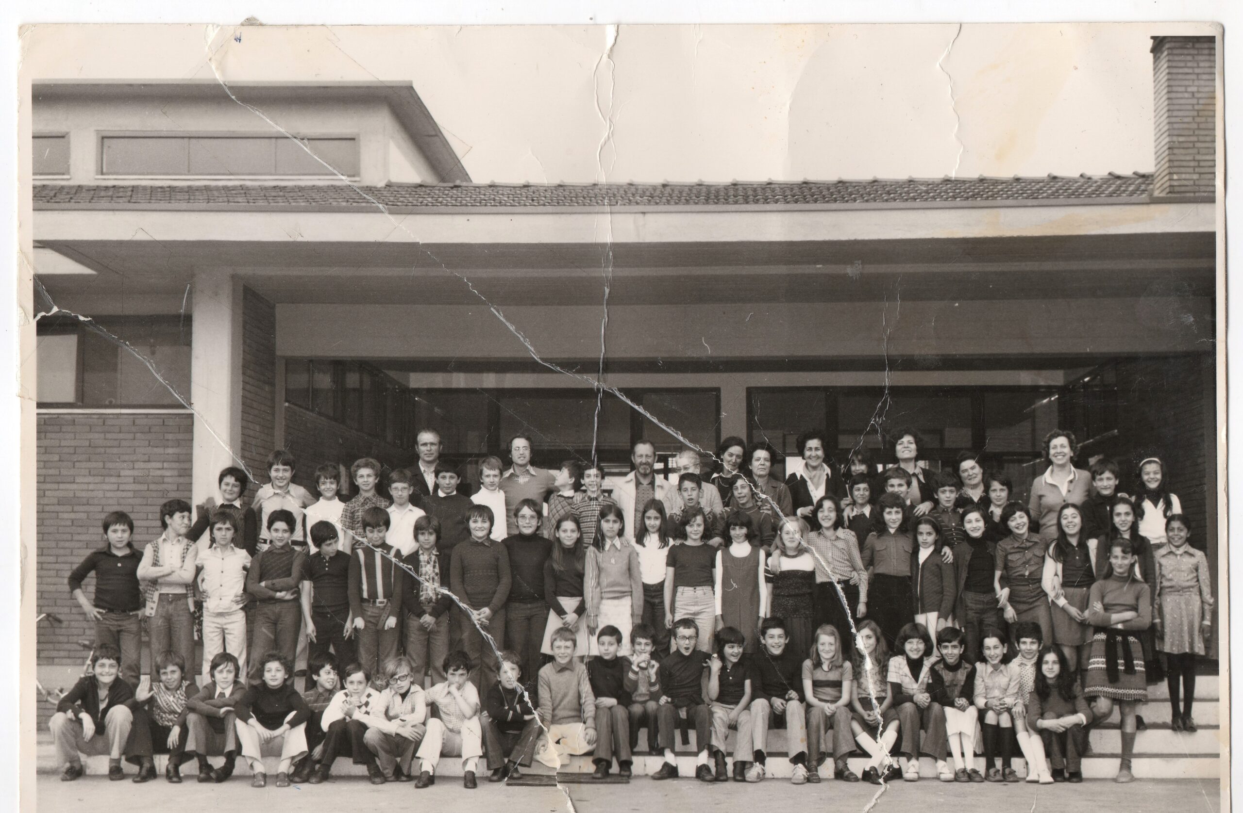 Scuola Pio Borri: 50 anni dopo si incontrano nella loro bellissima scuola elementare