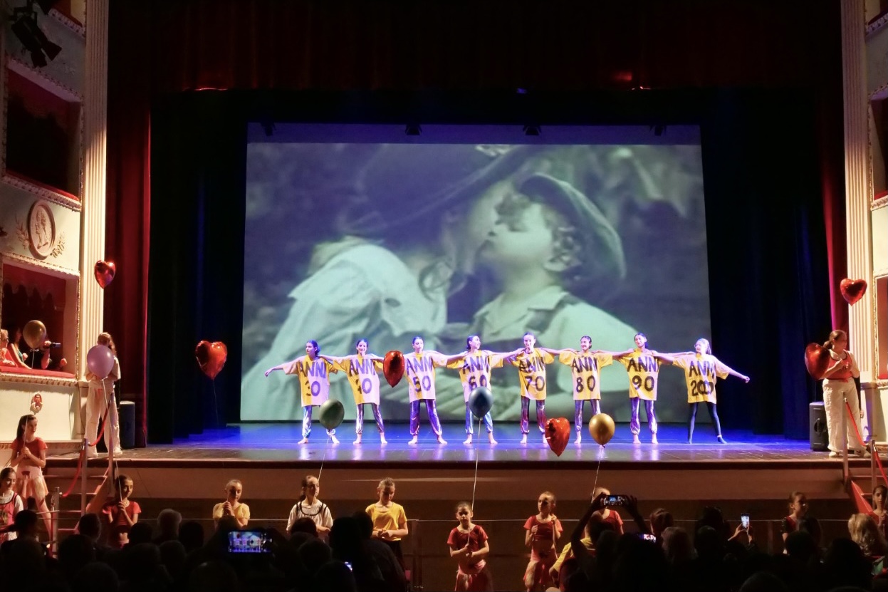 Quei Mitici Anni: lo spettacolo della Maison della Danza di Arezzo conquista il pubblico del Teatro Petrarca Quei Mitici Anni: lo spettacolo della Maison della Danza di Arezzo conquista il pubblico del Teatro Petrarca