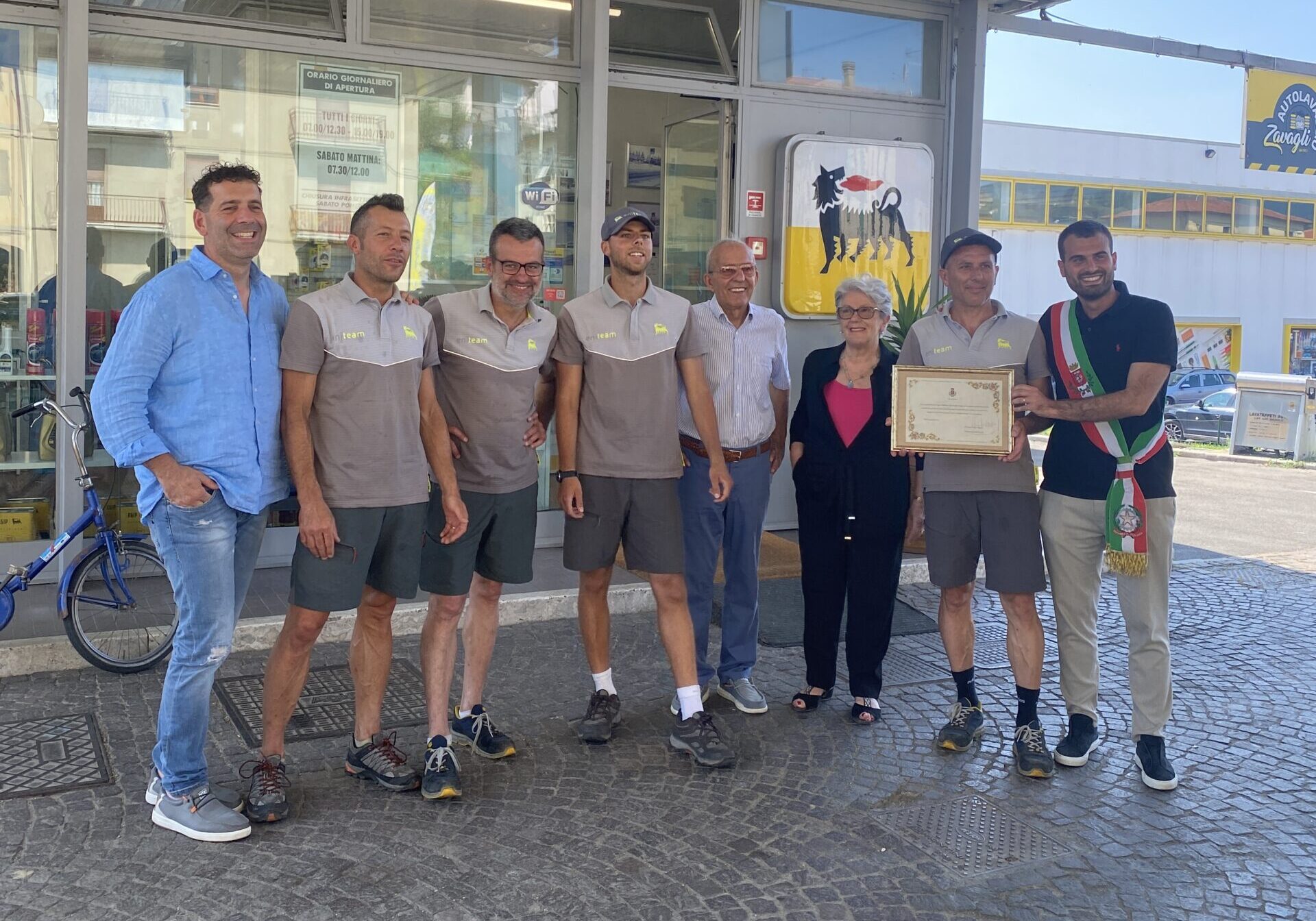 Il Sindaco Vagnoli festeggia il punto Agip a Bibbiena Stazione inaugurato da Mattei in persona nel 1953