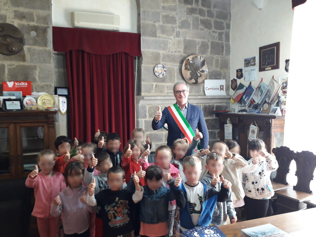 Cortona: il Sindaco firma il documento d’identità ai bambini della scuola dell’infanzia